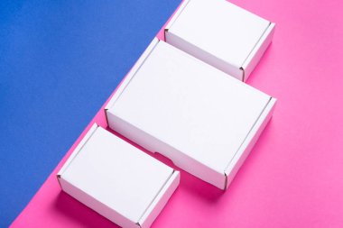 Set, bir sürü beyaz karton kutu renk arkaplanı, üst görünüm