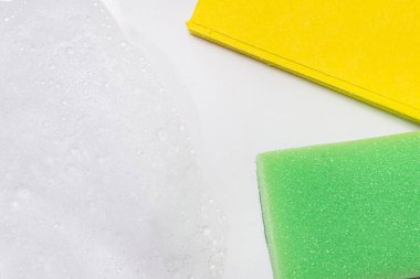 Beyaz sabun köpüğü ve bez ve sünger.