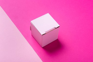 Renk arkaplanı üzerinde basit pembe karton kutu, üst görünüm