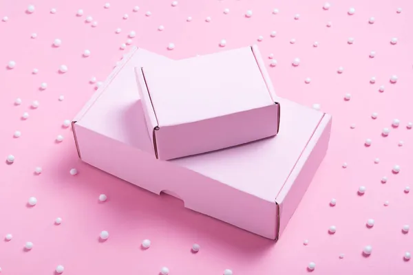 Caja Cartón Rosa Decorada Con Bolas Blancas — Foto de Stock