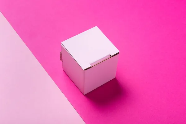 Renk Arkaplanı Üzerinde Basit Pembe Karton Kutu Üst Görünüm — Stok fotoğraf