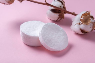 Pembe arka planda Kozmetik Makyaj Defteri