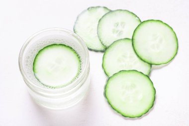 Beyaz sırtüstü salatalıklı doğal su temizleyici.