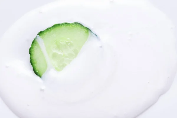Beyaz Arka Planda Salatalıklı Doğal Yapımı Krem — Stok fotoğraf