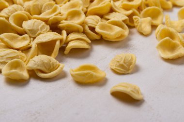 Tahta masada sarı orkestra makarna.