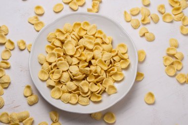 Tahta masada sarı orkestra makarna.