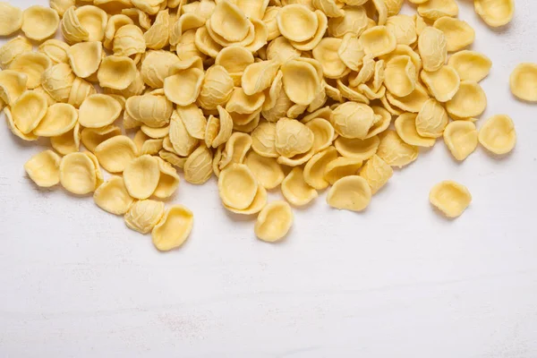 Makaron Orecchiette Żółty Drewnianym Stole — Zdjęcie stockowe