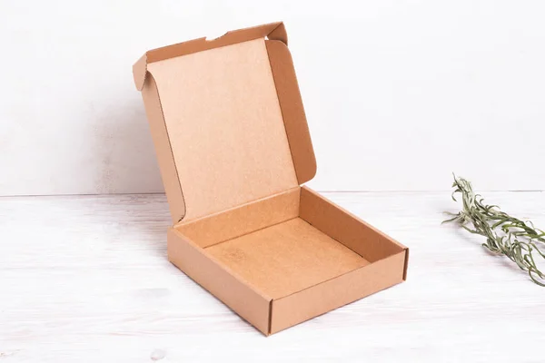 Kahverengi Karton Kutu Ahşap Masada — Stok fotoğraf