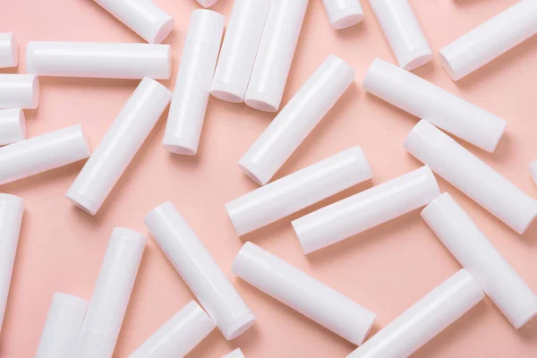 Lote Tubos Brillo Labios Plástico Blanco Sobre Fondo Rosa — Foto de Stock