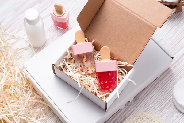 Weißer Karton Schachteln Auf Holztisch Für Kosmetische Kleinigkeiten — Stockfoto