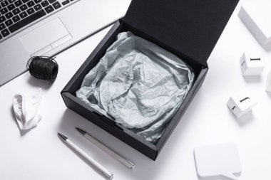 İçinde kağıt mendil olan siyah karton kutu, üst manzara.