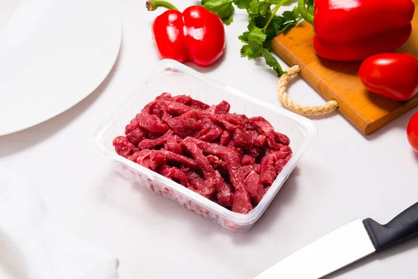 Stroganoff Manzo Crudo Contenitore Plastica Sul Tavolo Della Cucina — Foto Stock