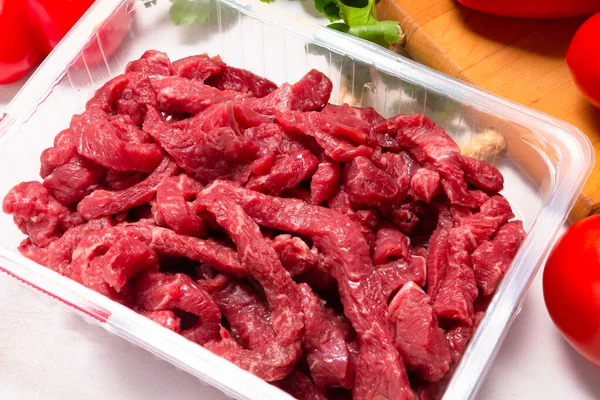Mutfak Masasındaki Plastik Konteynırda Çiğ Biftek — Stok fotoğraf