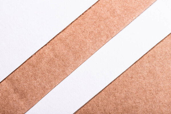 Белые и коричневые картонные листы, гофрированная упаковка