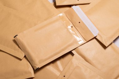 Posta sevkiyatı için bir sürü baloncuk zarfı