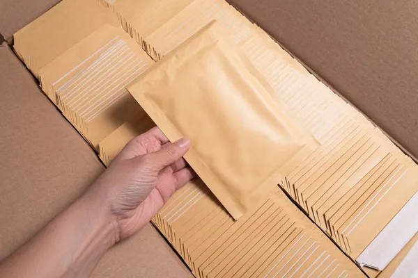 郵便配達のためのバブル封筒を保持する女性の手 — ストック写真