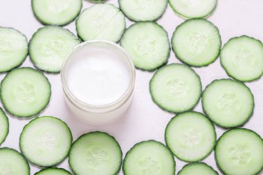 Beyaz arka planda salatalıklı doğal krem.