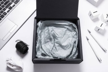 İçinde kağıt mendil olan siyah karton kutu, üst manzara.