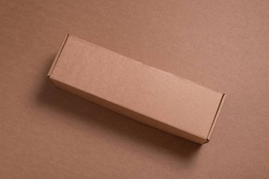 Arka planda kahverengi karton kutu