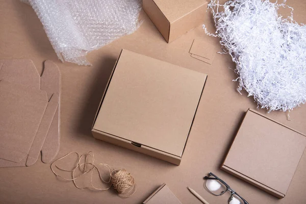 Deponun çalışma yerindeki kahverengi karton kutu.