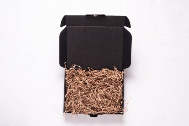 Ahşap ofis masasındaki siyah karton kutu.