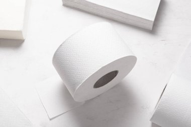 Tahta masadaki farklı kağıt el havluları.