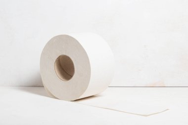 Ahşap arka planda tuvalet kağıdı rulosu, doğal, ekolojik