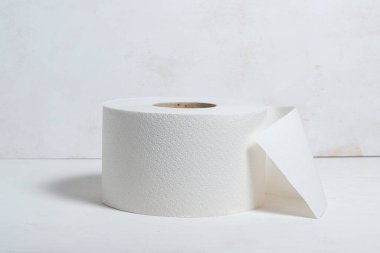 Ahşap arka planda tuvalet kağıdı rulosu, doğal, ekolojik