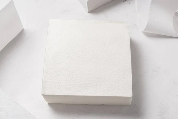 Zestaw Ręczników Papierowych Drewnianym Biurku — Zdjęcie stockowe