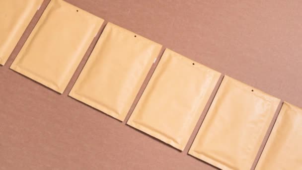 Paketler Için Bir Sürü Kahverengi Posta Zarfı Taşınma — Stok video