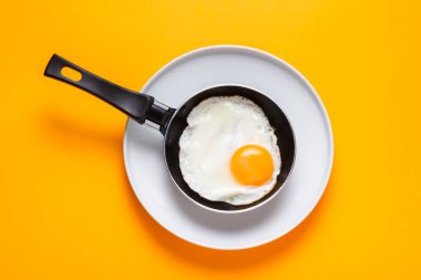 Çırpılmış yumurta, bir yumurtadan küçük bir tavada sarı ba