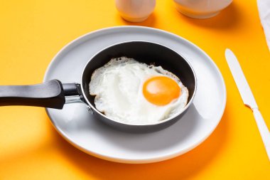 Çırpılmış yumurta, bir yumurtadan küçük bir tavada sarı ba