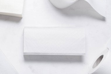 Tahta masadaki farklı kağıt el havluları.