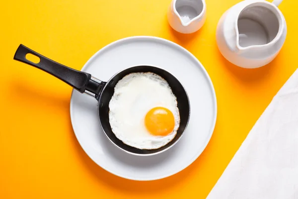 Омлет Жарящий Яйца Одного Яйца Маленькой Кастрюле Желтой — стоковое фото