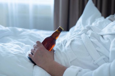 Uyuyan adam elinde ayı şişesi, alkolik.