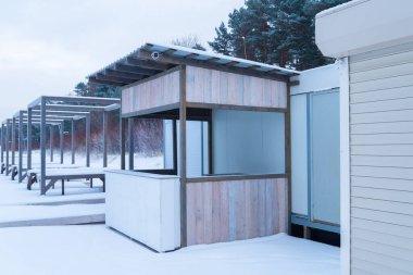 Kışın boş kafe kapanır.