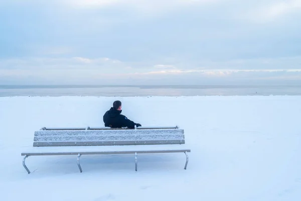 Man Empty Bench Winter Sea Beach — стоковое фото
