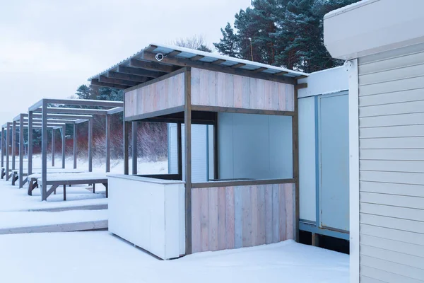 Kışın boş kafe kapanır.