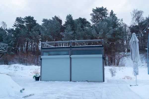 Kışın boş kafe kapanır.