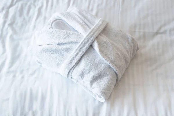 卧室床上的白色酒店浴衣 — 图库照片