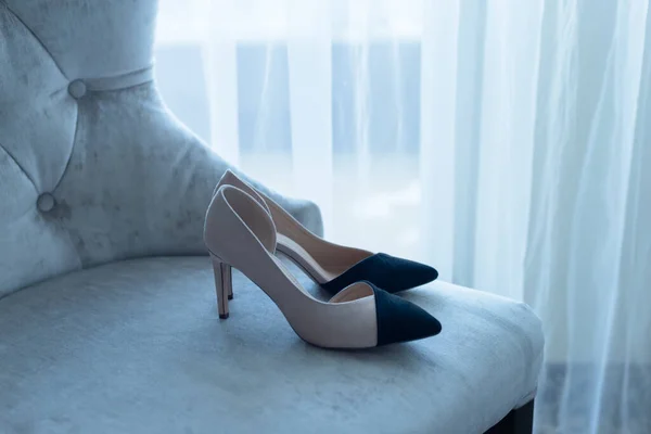 Zapatos Clásicos Para Mujer Elegante Sillón —  Fotos de Stock