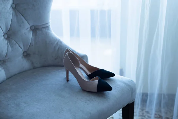 Zapatos Clásicos Para Mujer Elegante Sillón —  Fotos de Stock