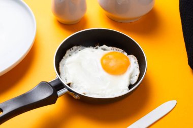 Çırpılmış yumurta, bir yumurtadan küçük bir tavada sarı ba