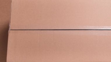 Arkaplanda kahverengi karton kutu