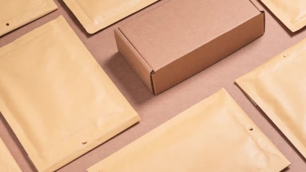 郵便配達のためのバブル封筒の多く — ストック動画