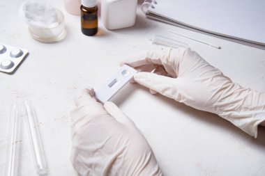 Kadın elleri COVID-19 Antijen Ev Testi