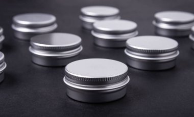 Gümüş teneke kutular, kasalar. siyah arkaplan