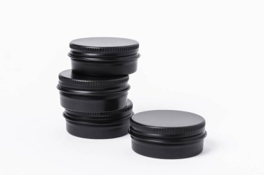 Siyah metal kutular, kutular. beyaz arkaplan