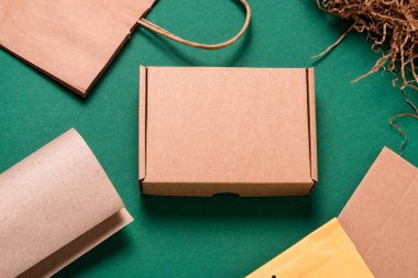 Paket eşyalar, kutu, çanta, kağıt rulo, dilimlenmiş doldurucu.