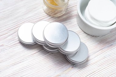 Gümüş tonlu, teneke metal kutular, parlatıcı, krem, makyaj, 